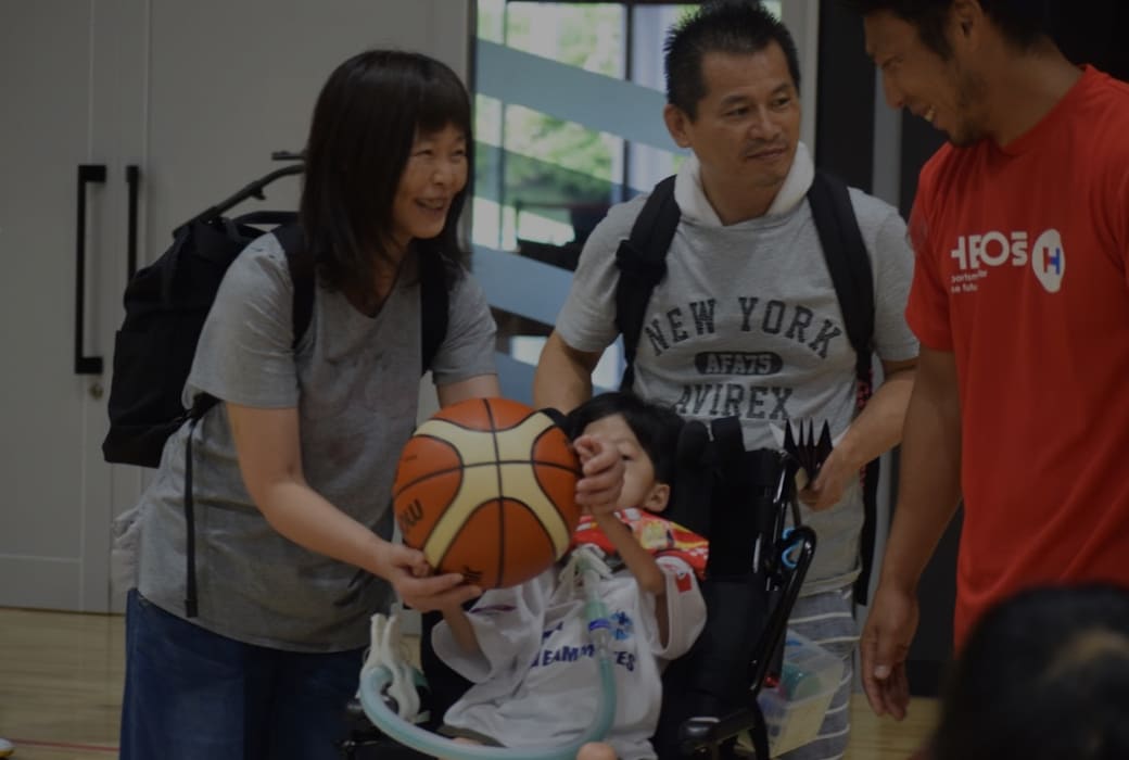バスケットボールイベントに参加する家族