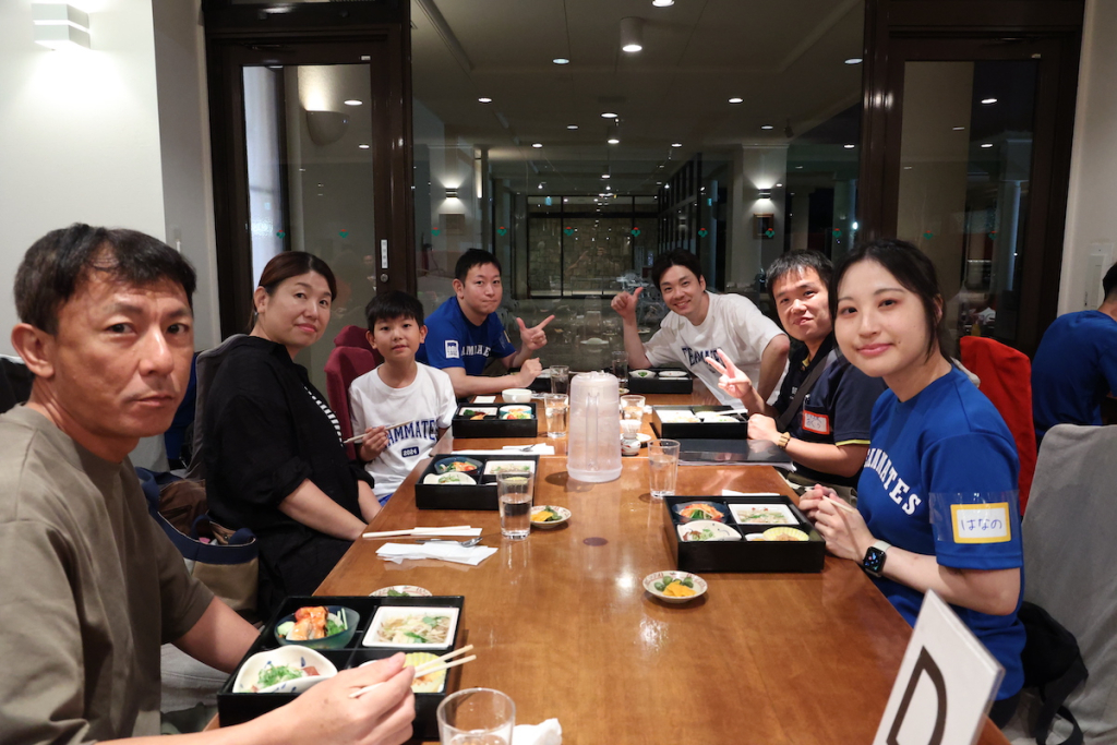 交流が深まる夕食